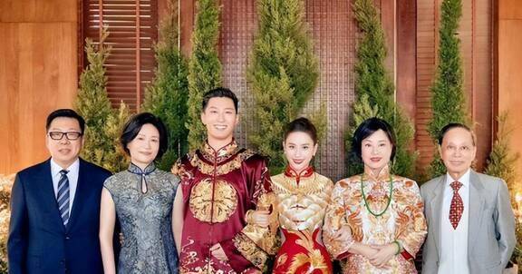 原创三太陈婉珍10亿豪宅庆生71岁气质出众不显老面前俩花糕惹眼