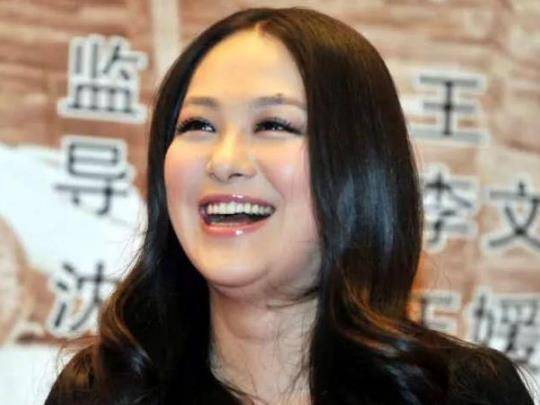 原创44岁赛西施沈傲君近照曝光身材发福走样网友真是太丑了