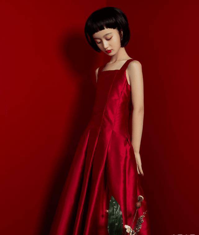 她曾被誉为"最美童星",11岁近照穿搭成这样,你还能认出她吗?