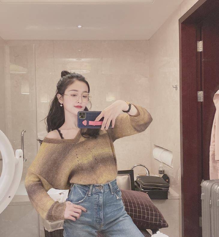 吴宣仪真是宝藏女孩,自拍照穿搭堪称春季模板,自称脸圆要漂亮_身材