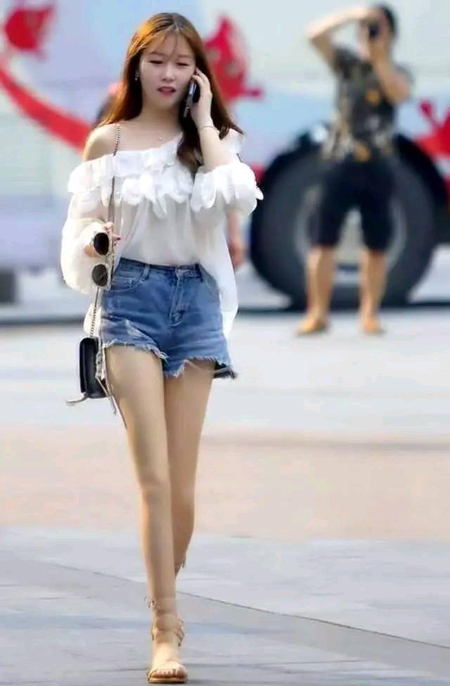 原创时尚穿搭美女搭配一双白色高跟凉拖鞋侧身照越发凸显了美女的好