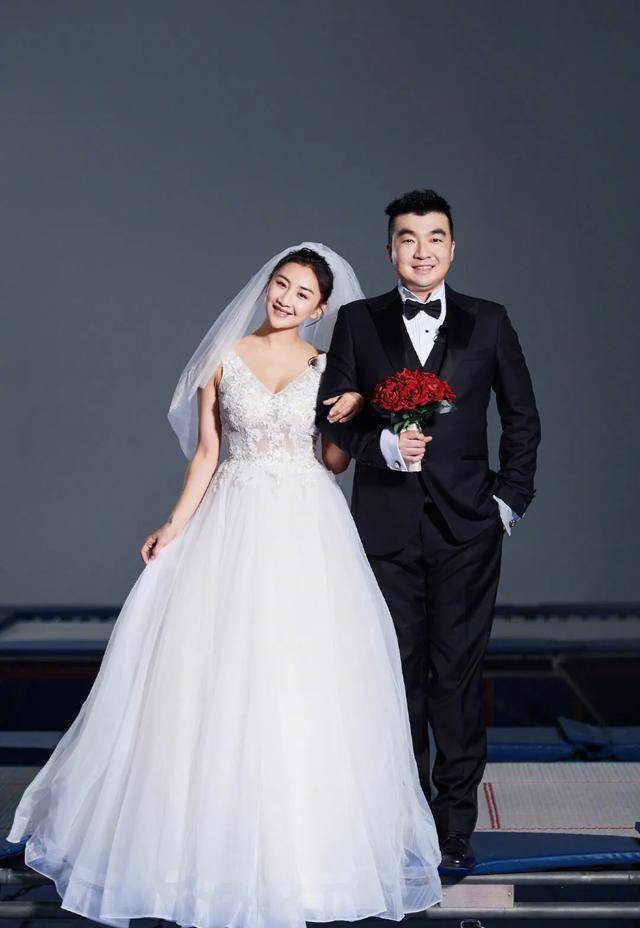 原创何雯娜参加婚前21天爆光体操服婚纱照演绎不一样的爱情