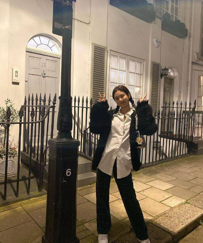 原创人间香奈儿jennie爆近照针织衫配皮裤真不是一般人能驾驭