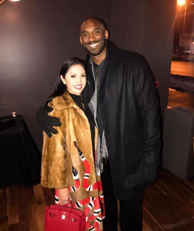 原创36岁瓦妮莎不再时尚一袭黑裙变身知性妈妈科比果然没有娶错她