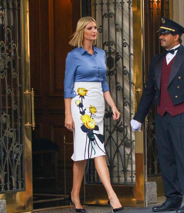 身材高挑的伊万卡就是行走的衣服架子,穿什么都好看,一件蓝色的基础款