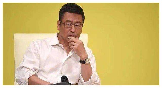 白岩松55岁近况被病痛折磨头发花白苍老如70岁老者