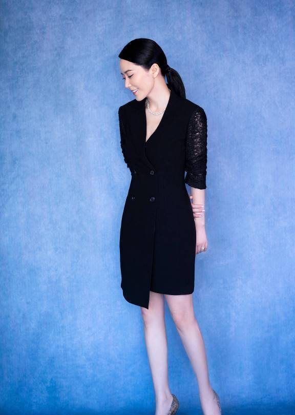 原创俞飞鸿身材真时尚西装这么紧照样塞真怕绷不住