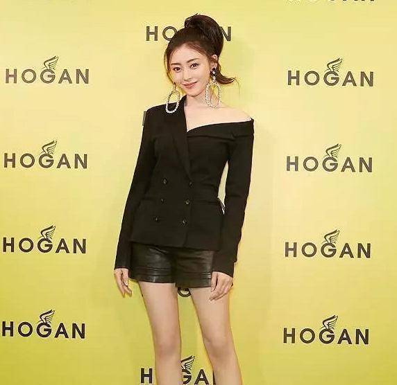 原创张天爱故意把肩膀往下拉配上咬唇的表情全网直男都被迷倒了