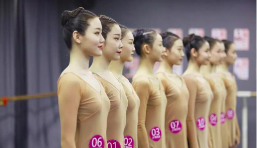 艺考生瘦高身材引风潮时尚大咖齐呼审美应多元拒绝单一刻板