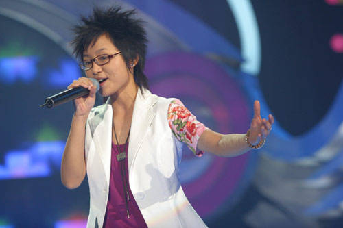 原创周笔畅巴黎时装周遭遇尴尬造型奇特被请下台