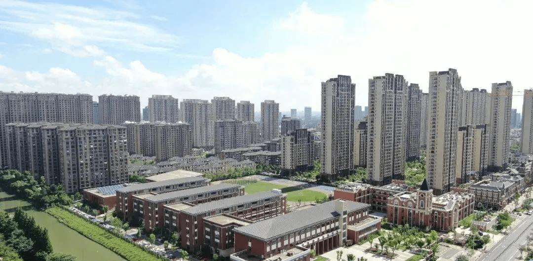 家门口的全龄教育更有兵希小学,晨曦中学等作为百万方大城,公元壹号