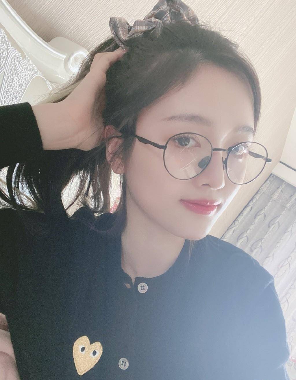 原创她退出组合8天又回归今晒自拍照扎格纹发带戴眼镜清纯甜美