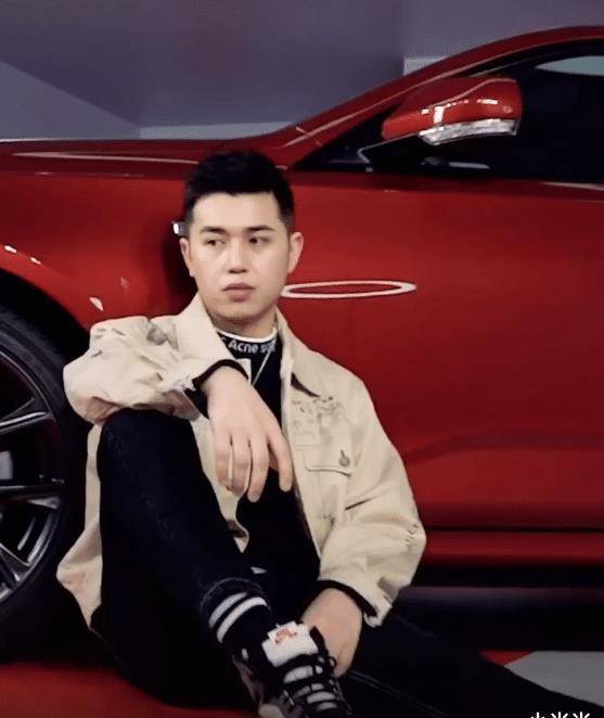 原创李佳琦的小助理拍汽车广告瘦了20斤的感觉帅成小鲜肉