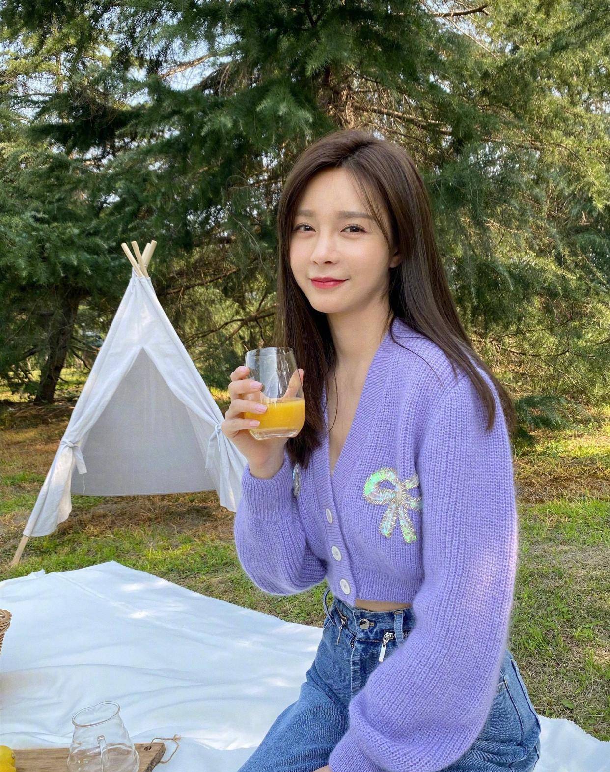 原创沈梦辰晒春游照薰衣草紫针织衫搭牛仔裤清新甜美30岁像18岁