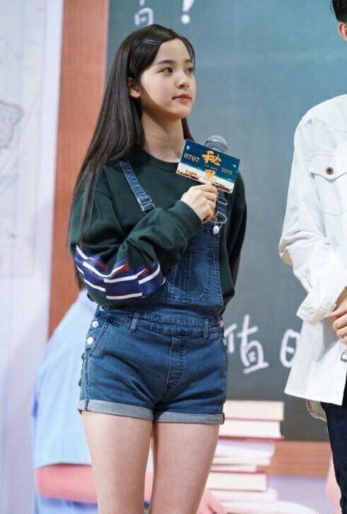 原创欧阳娜娜春游照亮了大提琴家高贵优雅夜色时尚气质佳