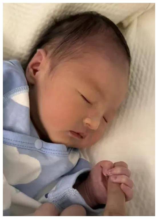 哼哼哼,看完这么感人的故事,是不是心里暖暖的呢?