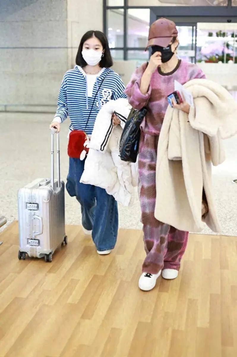 马伊琍母女现身机场,打扮时髦似姐妹花,15岁爱马剪短发青春靓丽_女儿