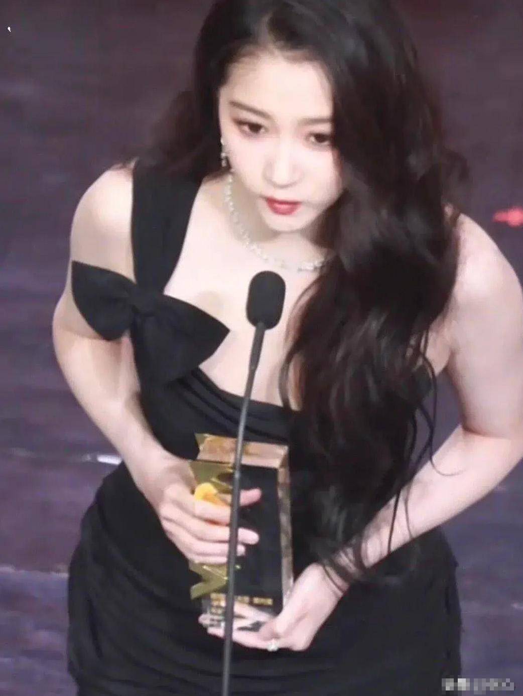 这一刻我开始理解鹿晗了网友这大长腿妥妥的要命啊