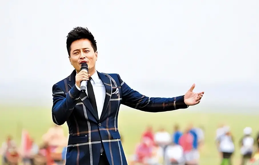 原创星光大道云飞抛弃原配离婚后娶小10岁娇妻他被冤枉的有多惨