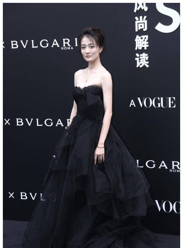 原创徐璐这造型很有女仆感红黑纱裙走暗黑路线但显得腿好长啊