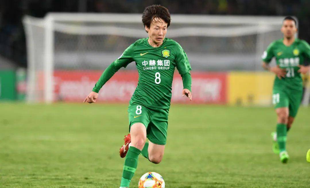 本赛季国安最新的的引援就是古加,他穿着朴成留下的8号球衣.