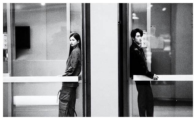 原创檀健次张婧仪扫楼帅气灰色套装亮相皮衣帅气