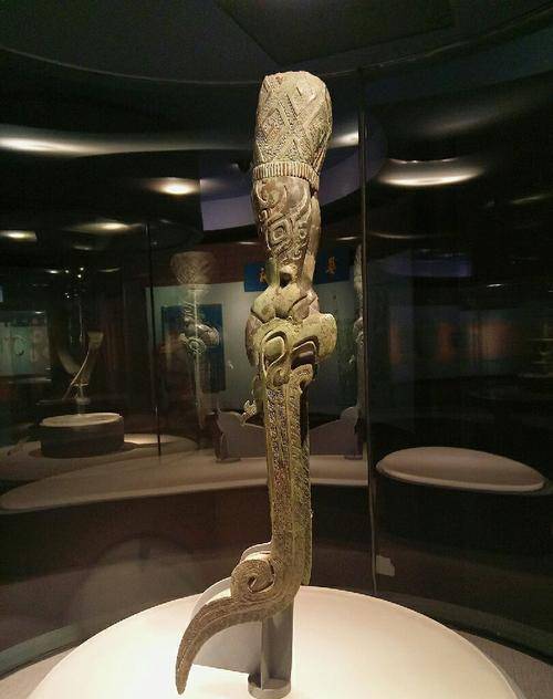 原创三星堆的文物中有一件残缺神像数百碎片拼成专家不解其意