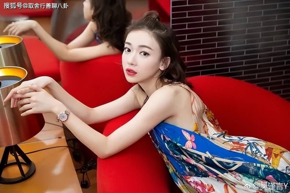 原创吴谨言参加活动照释出身穿红色吊带迷人热情似火释放无限魅力