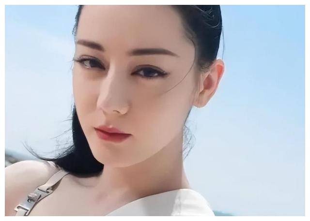 原创31岁迪丽热巴怼脸照曝光看她的认真状态