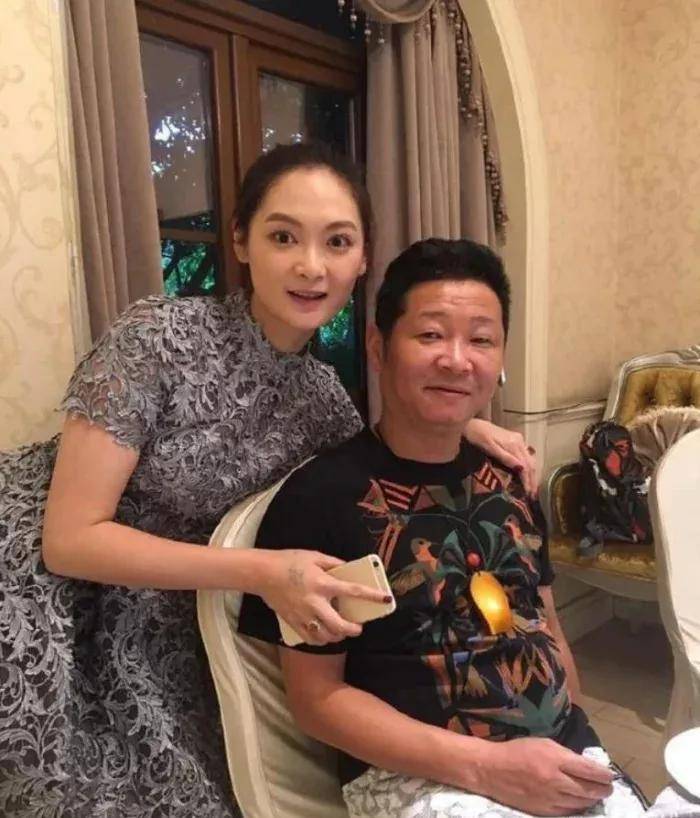 "三德子"不做演员,去养鸡成了亿万富翁_赵亮_胡静_朋友