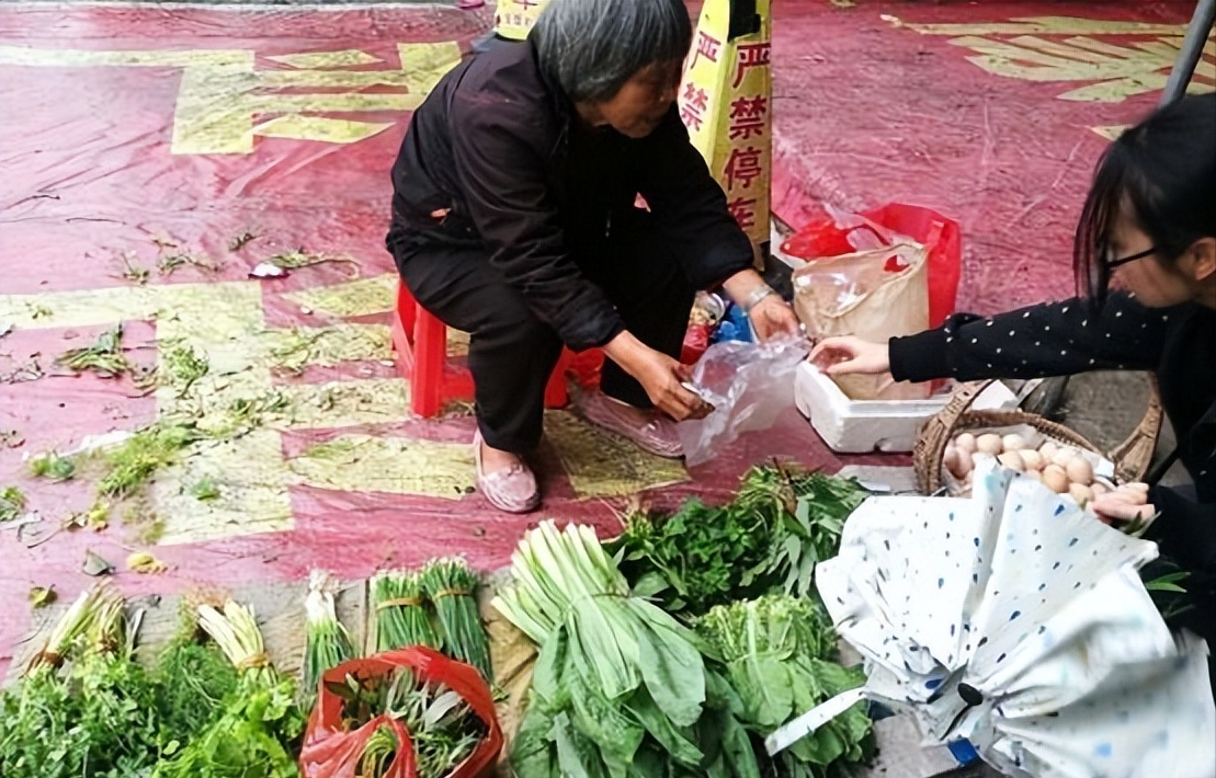 原创为啥年轻人宁愿跑超市买菜也不爱买街边老人的菜原因太现实