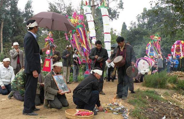 原创2021殡葬出台新方案北大教授直言火葬像烧垃圾为什么如此说