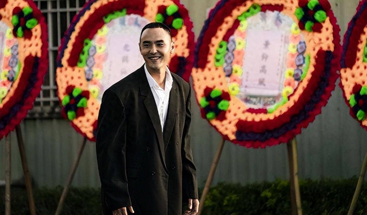 陈桂林穿着他那宽大的西装1陈桂林排队自首,为何排队的人人手一沓钞票