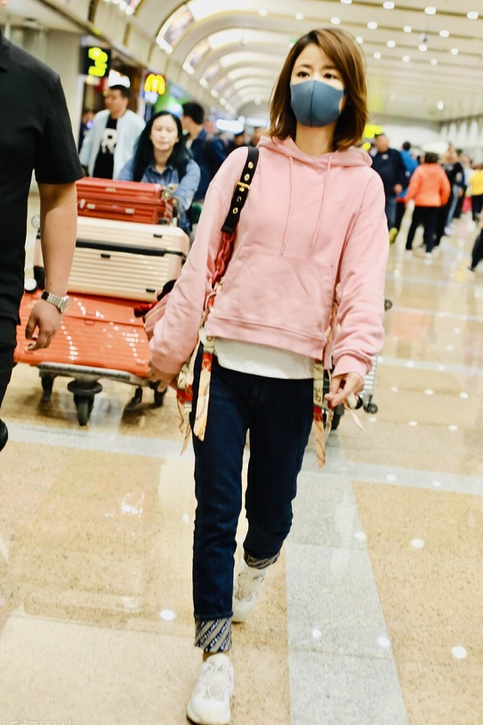 还有谁不知道林心如的新穿法:"卫衣 牛仔裤",既时髦又减龄_时尚_设计