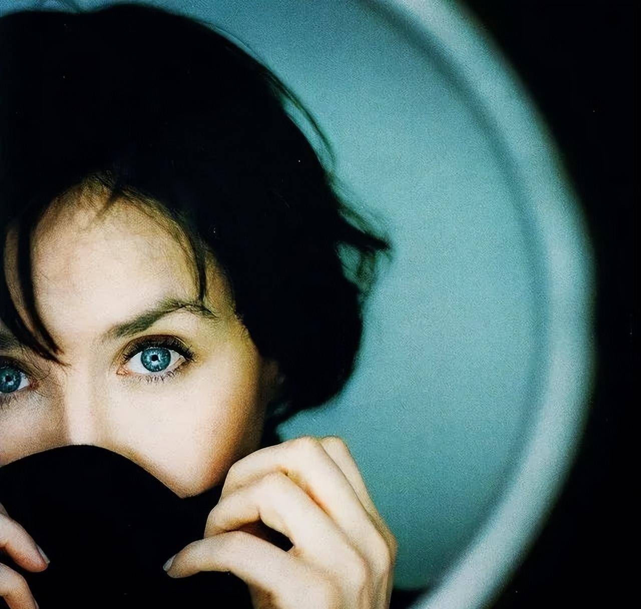 百年才有一个阿佳妮,她的美貌惊艳世人,却3次被爱人分手,为何