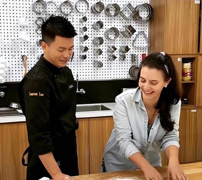 法国美女来中国面试,表面是找工作,原因却让法国男生羞愧_奥罗拉_生活