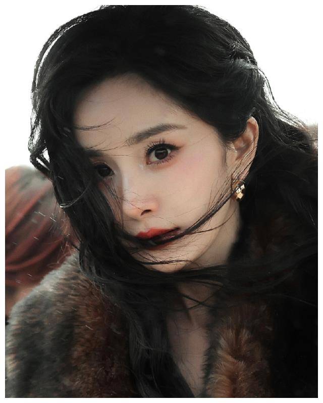 杨幂38岁现身巴黎法国身着时尚华贵两名保镖全程保护