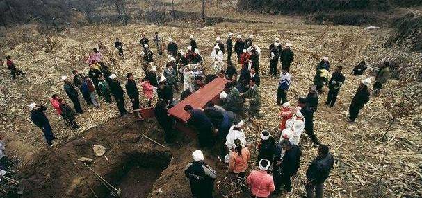 原创俗语雨打坟出贵人雨打棺财人疏究竟是啥意思在理吗