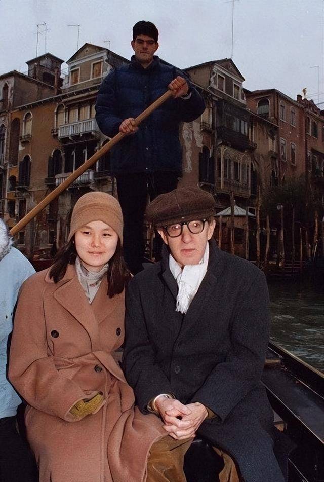 韩国孤儿宋宜:被美国大导演的女友收养,12年后嫁给了养母的男友_伍迪