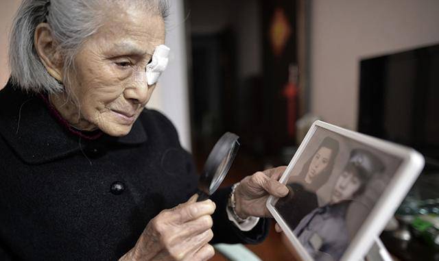 爱人为国牺牲,77年的漫长等待,93岁老人终于换来"见你"一面_淑英