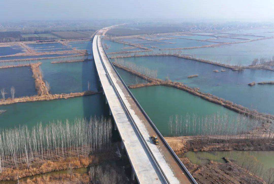 阳新高速(民权段)黄河故道特大桥桥面主体基础完工
