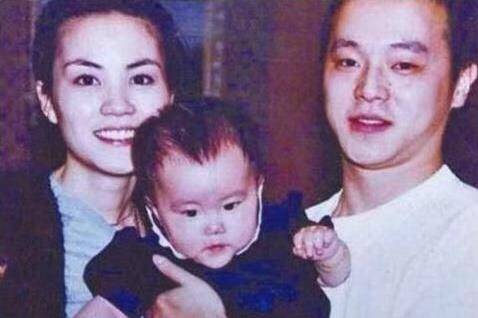 原创王菲前夫窦唯餐馆被偶遇身材发福头发稀疏与王菲状态天壤之别