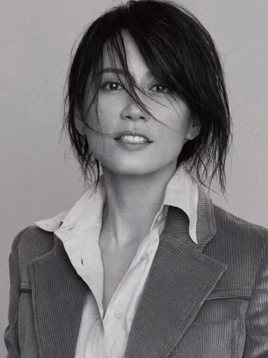 原创西装也能穿出优雅范47岁俞飞鸿气场不输王菲