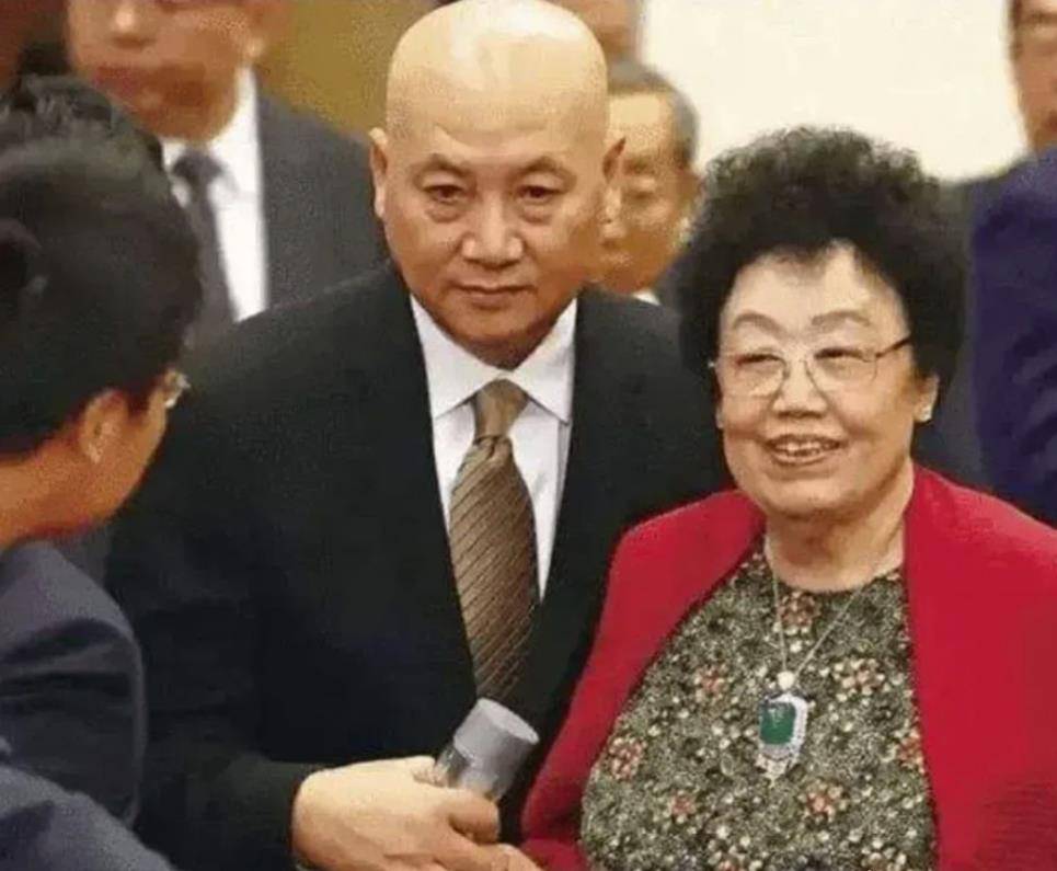 原创洞房花烛夜49岁陈丽华给38岁迟重瑞提3个要求最后一条太过分