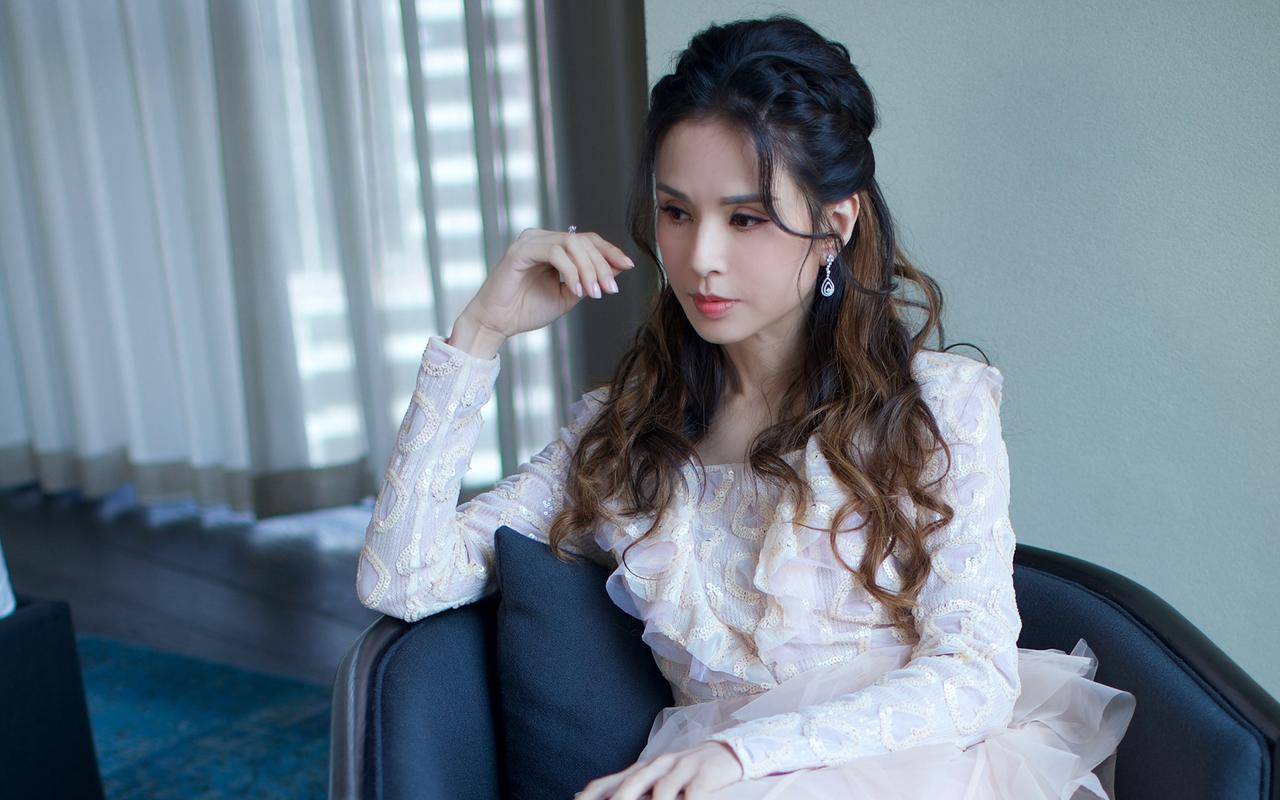 李若彤神回复网友,小龙女果然怼人功力一流,网友:这才是真女神!