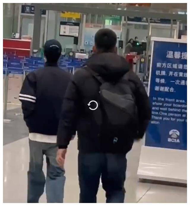 王一博机场被围堵保镖左右开路粉丝疯狂尖叫