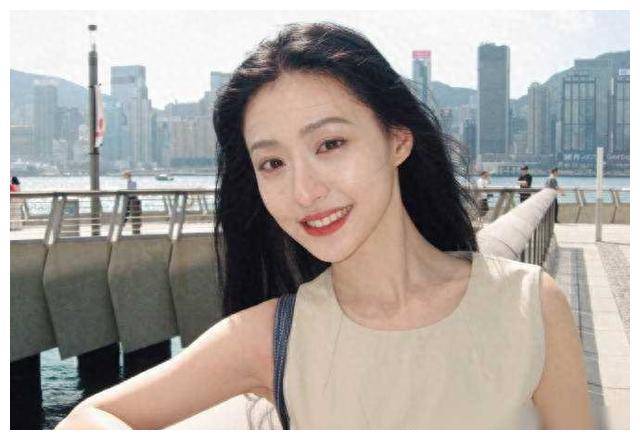 完颜洛绒低调接机胡连馨甜蜜互动暖心可爱