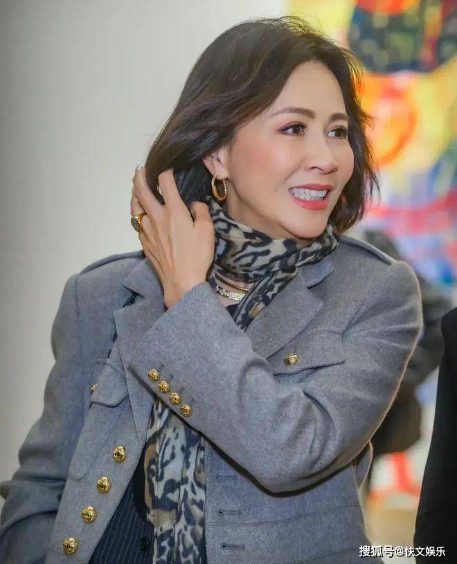 59岁刘嘉玲现身新加坡状态年轻似18岁少女一生未育成就了她