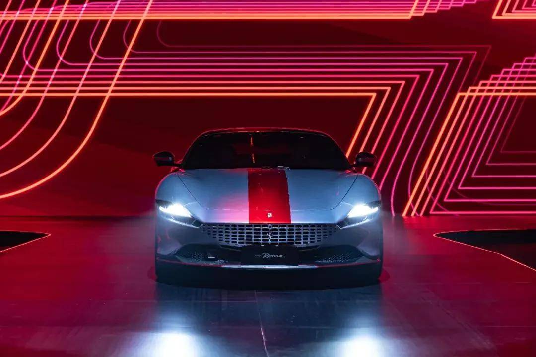 及近似中国传统色胭脂红的红色(rosso magma glossy)作为主基调进