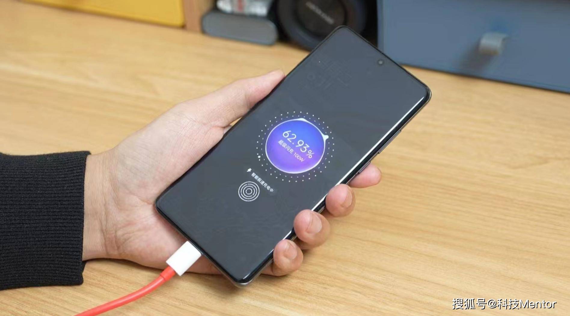 使用的场景下,这款手机也能够持续更长的时间,确保用户不用频繁充电